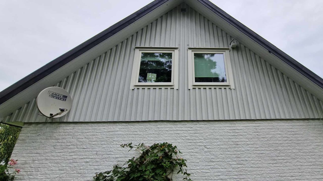 Före och efter fasadtvätt i Båstad - algbelagd fasad jämfört med rentvättad fasad