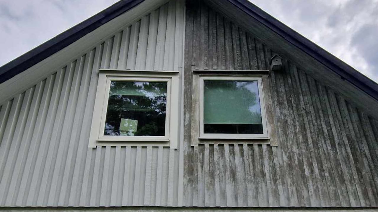 Före och efter fasadtvätt i Östra Göinge - algbelagd fasad jämfört med rentvättad fasad