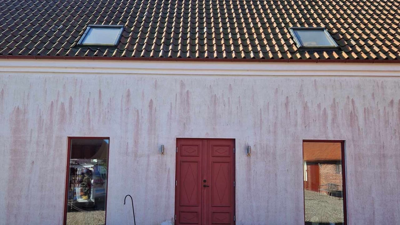 Före och efter fasadtvätt i Svalöv - algbelagd fasad jämfört med rentvättad fasad